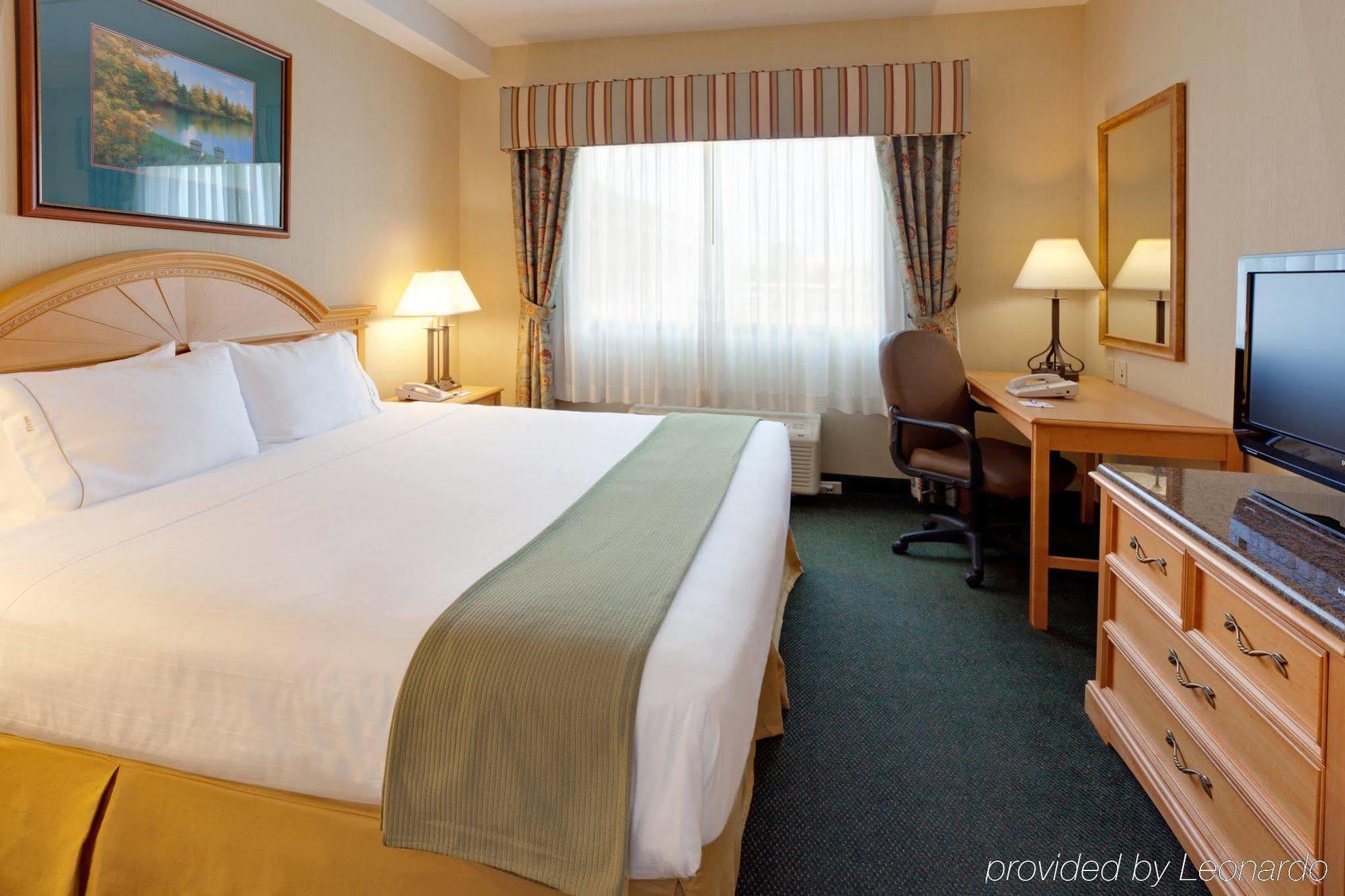 Holiday Inn Express Hotel & Suites Watertown - Thousand Islands, An Ihg Hotel Zimmer foto